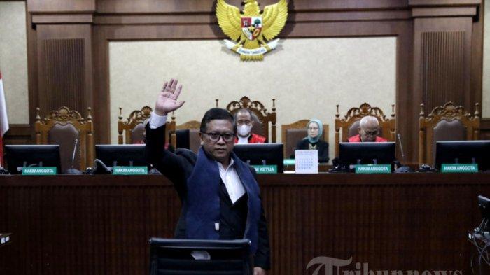 SIDANG PERDANA HASTO - Sekjen PDI Perjuangan Hasto Kristiyanto menjalani sidang dakwaan di Pengadilan Tipikor, Jakarta, Jumat (14/3/2025). Jaksa Penuntut Umum KPK mendakwa Hasto Kristiyanto dalam kasus suap dan perintangan penyidikan perkara korupsi tersangka Harun Masiku pada rentang waktu 2019-2024. TRIBUNNEWS/IRWAN RISMAWAN