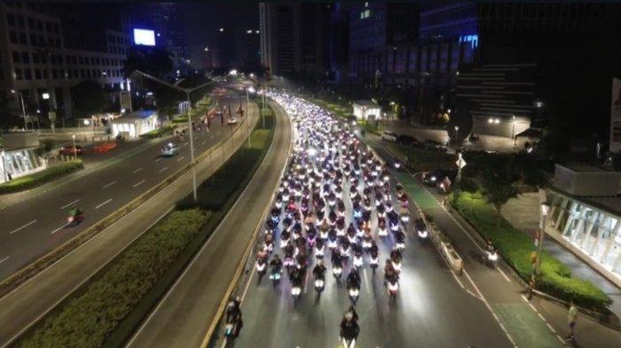 Bak film laga Hollywood, Fast & Furious yang kental akan nuansa street culture, event GTA yang berkolaborasi dengan komunitas “AEROX Selatan” itu sukses berjalan meriah dan pecah. Pasalnya, ada sebanyak 1.000 lebih biker.