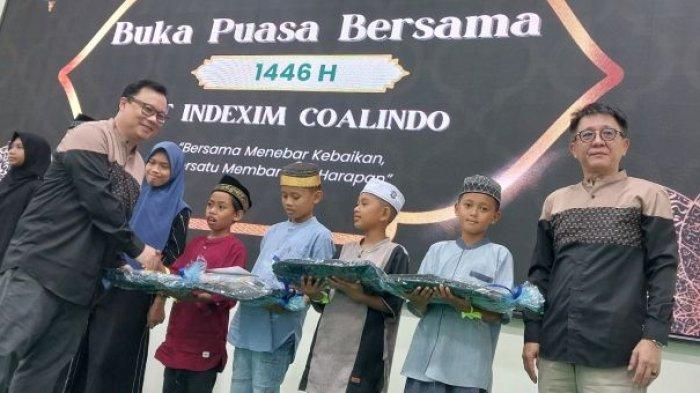 PT Indexim Coalindo Berikan santunan Kepada anak yatim di desa-desa lingkar tambang, dalam kegiatan buka bersama yang digelar di gedung Multipurpose Hall PT Indexim Coalindo, pada Jumat (14/3/2025).