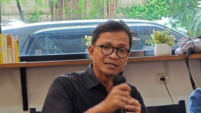 REVISI UU TNI - Direktur Eksekutif Amnesty International Indonesia, Usman Hamid pada acara diskusi bertajuk Kala Polisi dan Militer Kembali ke Politik, Jakarta, Rabu (19/2/2025). Usman mempertanyakan proses pembahasan revisi Undang-Undang TNI yang digelar secara tertutup di Hotel Fairmont Jakarta pada akhir pekan ini. (Tribunnews/Rahmat Nugraha)
