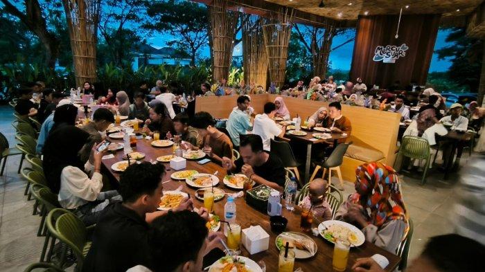 Peserta kegiatan Rolling Yamaha Fazzio di Mercusuar Seafood Alaya Samarinda