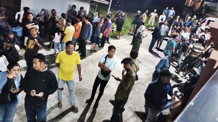 DUGAAN PENIPUAN WPONE - Puluhan warga dari Balikpapan, Samboja, dan Samarinda mendatangi sebuah rumah di Perumahan Taman Sari, Kelurahan Graha Indah, Kecamatan Balikpapan Utara, setelah merasa tertipu terkait aplikasi Wpone. Kerumunan yang terjadi pada Selasa (malam) itu membuat situasi sempat memanas hingga aparat kepolisian turun tangan untuk mengendalikan keadaan, Rabu (19/3/2025). (HO/Polsek Balikpapan Utara)