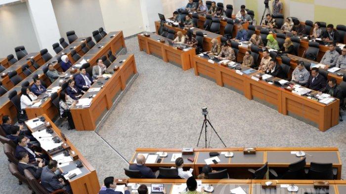 REVISI UU TNI - Suasana rapat persetujuan tingkat I RUU TNI di Kompleks Parlemen, Senayan, Jakarta, Selasa (18/3/2025). Komisi I DPR menyetujui pembahasan Rancangan Undang-Undang (RUU) tentang Perubahan atas Undang-Undang Nomor 34 Tahun 2004 tentang Tentara Nasional Indonesia (TNI) pada tingkat I, untuk dibawa ke tingkat selanjutnya di Rapat Paripurna DPR. (TRIBUNNEWS/IRWAN RISMAWAN)