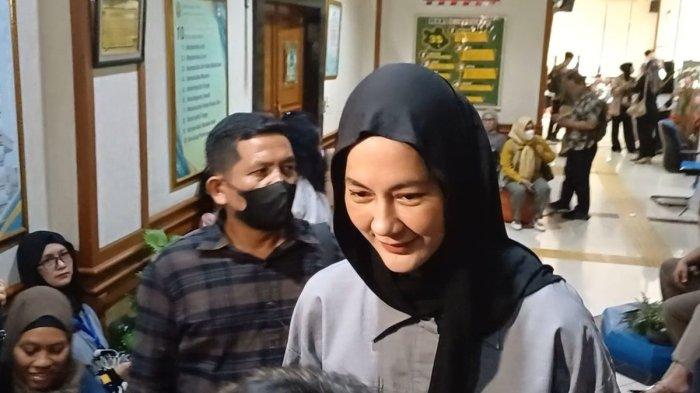 HADIRI SIDANG CERAI - Paula Verhoeven kembali menghadiri sidang cerai dengan Baim Wong di Pengadilan Agama Jakarta Selatan, Rabu (5/3/2025).(KOMPAS.com/Ady Prawira Riandi)