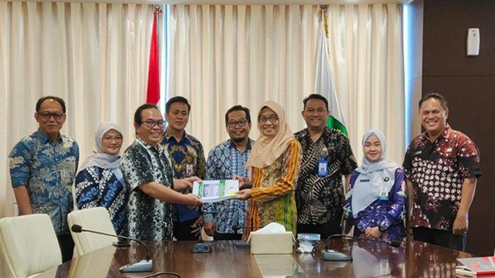 PENGAJUAN PENERAPAN BLUD - Penyerahan dokumen pengajuan penerapan BLUD kepada Sekretaris Daerah Provinsi Kalimantan Timur Sri Wahyuni pada 6 Maret 2025, sebagai bagian dari dukungan YKAN untuk percepatan pembentukan BLUD UPTD KKP3K-KDPS di Kabupaten Berau, Provinsi Kalimantan Timur.
(HO/YKAN)