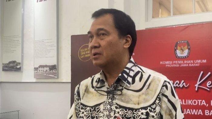 VIRAL DOKTER PPDS - Direktur Utama RSHS Bandung, Rachim Dinata Marsidi memberi keterangan mengenai dokter magang atau peserta Program Pendidikan Dokter Spesialis (PPDS) Fakultas Kedokteran Universitas Padjadjaran yang dudga merudapaksa anggota keluarga pasien. (TribunJabar.id/Nappisah)