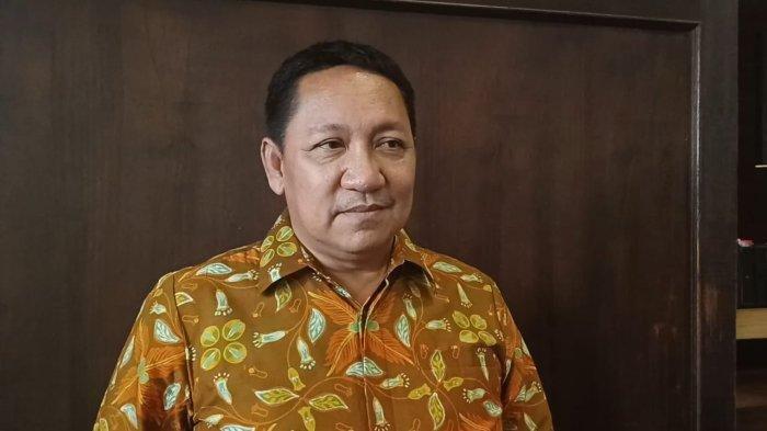 PSU PILKADA TALIABU - Bupati Taliabu, Maluku Utara, Aliong Mus menanggapi keputusan tim Paslon Nomor Urut 02 Citra-Utuh yang akan mengajukan gugatan hasil PSU ke MK, Selasa (8/4/2025). (Tribunternate.com/ Laode Havidl)