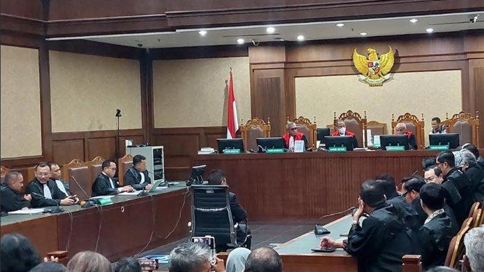 SIDANG HASTO - Sidang pembacaan putusan sela kasus suap dan perintangan penyidikan pergantian antar waktu anggota DPR RI Harun Masiku dengan terdakwa Hasto Kristiyanto di Pengadilan Tipikor Jakarta, Jumat (11/4/2025). Hakim menyatakan tidak menerima keberatan atau eksepsi Hasto Kristiyanto dan sidang lanjut ke tahap pembuktian. (Tribunnews.com/Fahmi Ramadhan)