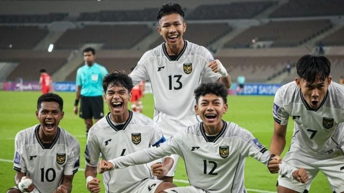 HASIL TIMNAS U17 - Potret pemain Timnas U17 Indonesia saat bertanding di Piala Asia U17 2025 melawan Afghanistan. Menang 2 gol tanpa balas, Timnas U17 jadi juara grup, siapa lawannya di 8 besar? (instagram/@erickthohir)