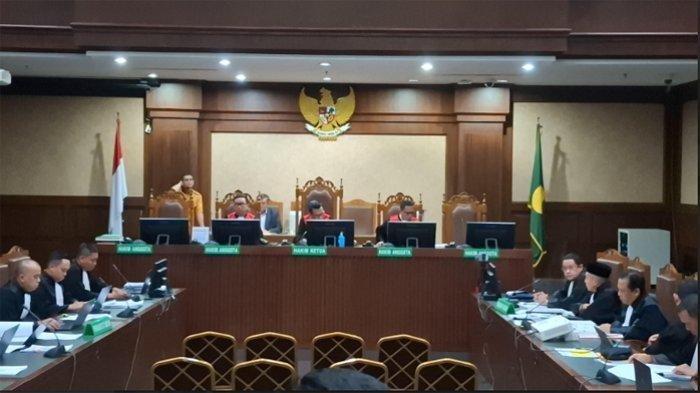 HAKIM TERJERAT SUAP - Sidang lanjutan kasus dugaan korupsi dengan terdakwa mantan Menteri Perdagangan Tom Lembong, di Pengadilan Tipikor Jakarta Pusat, Senin (14/4/2025). Susunan hakim perkara Tom Lembong diganti setelah Ali Muhtarom, salah satu hakim anggota ditetapkan sebagai tersangka suap ekspor CPO. Simak profil Ali Muhtarom selengkapnya. (Tribunnews.com/Ibriza Fasti)