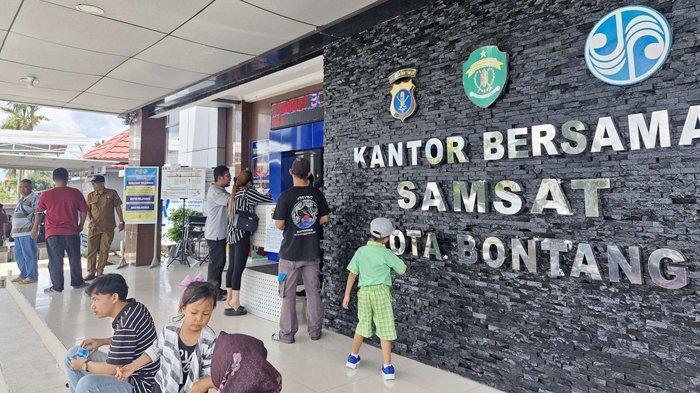 PENGHAPUSAN DENDA PAJAK - Pelayanan Pajak di Kantor Samsat, di MH Thamrin, Kelurahan Gunung Elai, Bontang Utara, Senin (14/4/2025). Program pemutihan pajak kendaraan bermotor yang digulirkan Pemerintah Provinsi Kalimantan Timur disambut antusias oleh warga Kota Bontang. (TRIBUNKALTIM.CO/MUHAMMAD RIDWAN)
