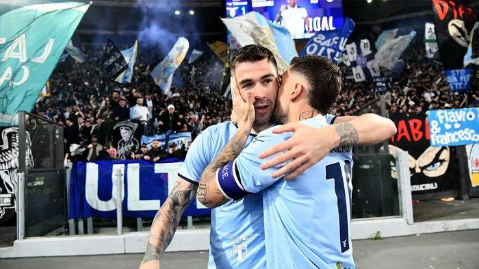 KABAR BURUK LAZIO - Bek andalan Lazio Alessio Romagnoli mendapat pelukan dari rekannya Mattia Zaccagni usai mencetak gol pada laga derby Lazio vs Roma di Stadion Olimpico Roma, Minggu (13/4/2025). Kabar buruk bagi Lazio karena laporan terbaru menyebut Romagnoli bisa hengkang akhir musim ini imbas janji presiden klub Claudio Lotito yang diingkari. (sslazio.it, 2025)
