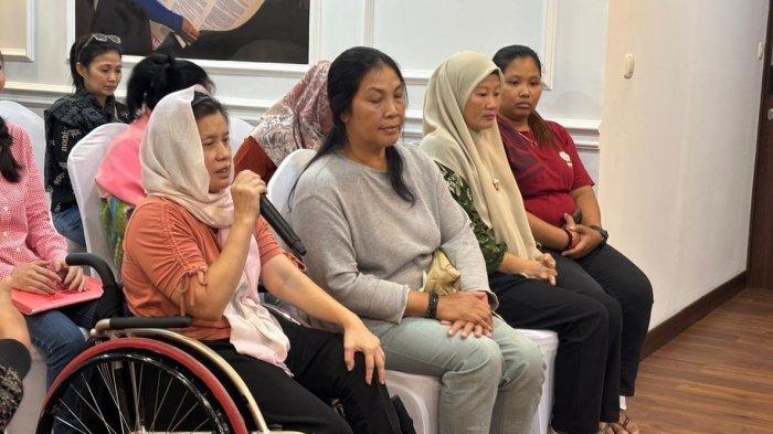 KISAH KELAM SIRKUS - Para mantan pemain Pemain Oriental Circus Indonesia Taman Safari dalam audiensi dengan Kementerian HAM, Selasa (15/4/2025). (KOMPAS.COM /KIKI SAFITRI)
