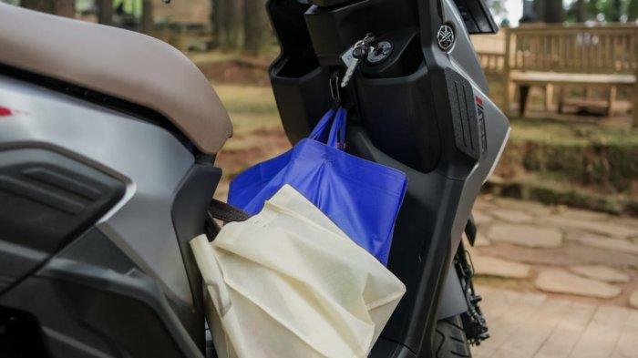 Salah satu fitur yang bisa dimanfaatkan pengendara GEAR ULTIMA untuk membawa banyak barang adalah gantungan ganda yang terdapat di area tengah dek motor.