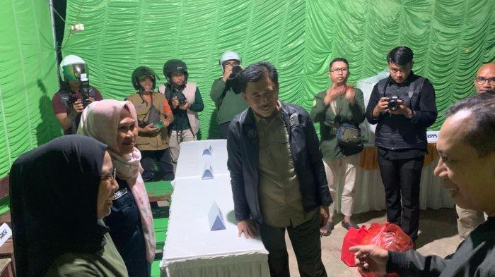 MONITORING KESIAPAN PSU - Sekretaris Daerah (Sekda) Sunggono beserta forum koordinasi pimpinan daerah (Forkopimda) Kabupaten Kutai Kartanegara (Kukar) mengusung kegiatan patroli keliling menggunakan sepeda motor, Jumat (18/4/2025) malam. (TRIBUNKALTIM.CO// ARY NINDITA)