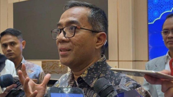 TUKIN DOSEN ASN - Menteri Pendidikan Tinggi, Sains, dan Teknologi (Mendikti Saintek) Brian Yuliarto saat ditemui di Kantor Kemendikti Saintek, Jakarta Pusat, Jumat (7/3/2025). Mendikti Saintek menyampaikan sejumlah informasi terkait tukin dosen ASN. (KOMPAS.com/FIRDA JANATI)
