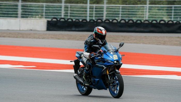Adapun, new model Yamaha R25 juga sudah terkoneksi dengan aplikasi Y-Connect yang mampu menampilkan notifikasi panggilan & pesan secara real-time pada layar speedometer