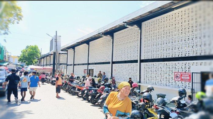 JUKIR LIAR BALIKPAPAN - Kawasan Pasar Klandasan di Jalan Jenderal Sudirman menjadi salah satu titik area yang dianggap paling banyak jukir di Kota Balikpapan, Kalimantan Timur. Untuk itu, Dinas Perhubungan akan meningkatkan kegiatan razia jukir dan menyasar kawasan strategis yang rawan jukir liar, Sabtu (19/4/2025). (TRIBUNKALTIM.CO/DWI ARDIANTO)