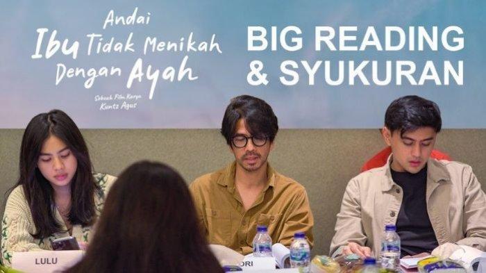 JADWAL FILM TERBARU -  Sejumlah pemeran dalam film Andai Ibu Tidak Menikah dengan Ayah tengah hadir dalam acara Big Reading dan Syukuran yang diadakan oleh Rapi Film.