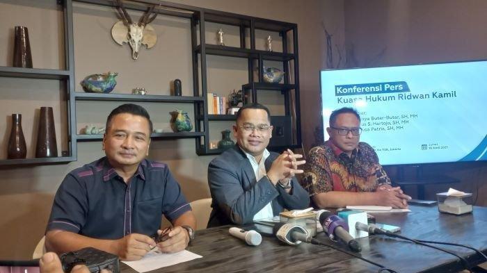 RIDWAN KAMIL LAPOR - Kuasa hukum Ridwan Kamil, Muslim Jaya Butarbutar (tengah) dan Heribertus Hartojo (kiri) di kawasan Kemang, Jakarta Selatan, Jumat (18/4/2025). Alasan Ridwan Kamil laporkan Lisa Mariana. Sementara Ayu Aulia kutip ucapan Atalia Praratya yang singgung soal hukum alam. Simak update kasus RK. (Wartakota/ Arie Puji Waluyo)