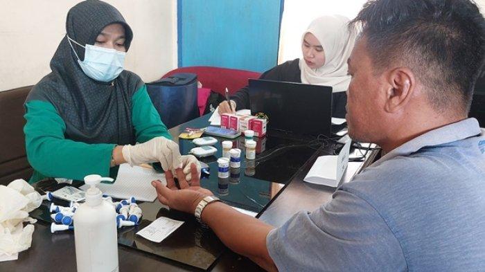 CEK KESEHATAN GRATIS - Warga Kota Samarinda yang tengah memanfaatkan program Cek Kesehatan Gratis di Terminal Sungai Kunjang, Maret 2025. Dinas Kesehatan Kalimantan Timur mencatat baru 4 ribu lebih warga Benua Etam yang memanfaatkan program ini.