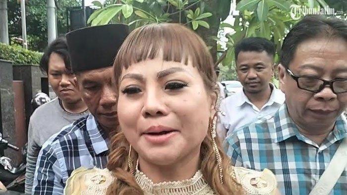 JAN HWA DIANA - Potret Jan Hwa Diana, pengusaha di Margomulyo, Surabaya yang sempat berseteru dengan Wawali Cak Ji. Mantan karyawan Diana menyebut ada pegawai yang dipotong gajinya lantaran menunaikan ibadah salat Jumat. Bahkan hal serupa juga terjadi jika pegawai tidak masuk kerja. Hal ini disampaikan oleh mantan karyawan Diana, Peter Evril Sitorus, Kamis (17/4/2025). (Kompas.com)