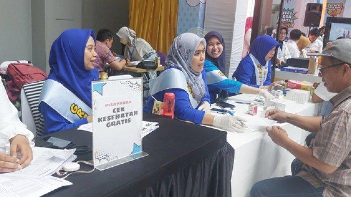 CEK KESEHATAN GRATIS - Suasana pemeriksaan kesehatan gratis di stan Dinas Kesehatan Kaltim dalam peluncuran Program Gratispol di Convention Hall Samarinda, Senin (21/4/2025). Stan ini akan buka sampai pukul 21.00 WITA. 