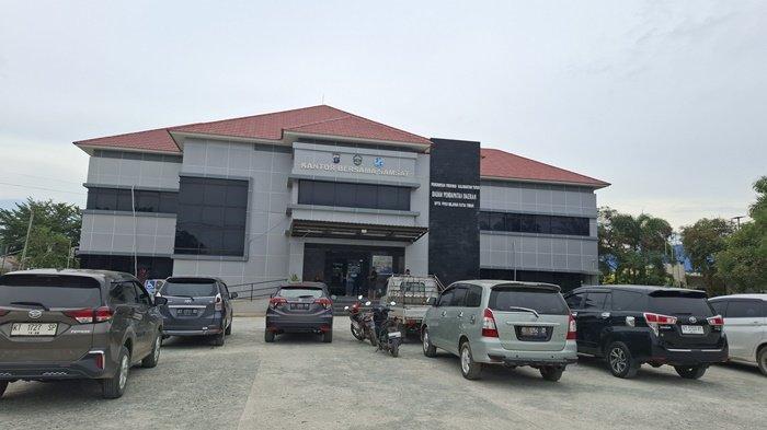 KEKURANGAN SAMSAT KUTIM - Kantor Samsat Induk Kutai Timur di Jalan AW Syahranie, Sangatta Utara, Kutai Timur, Kalimantan Timur. Kantor yang memiliki dua lantai ini butuh perhatian, mulai dari adanya bagian gedung yang mengalami keretakan hingga kurangnya jumlah pegawai.(TRIBUNKALTIM.CO/NURILA FIRDAUS)