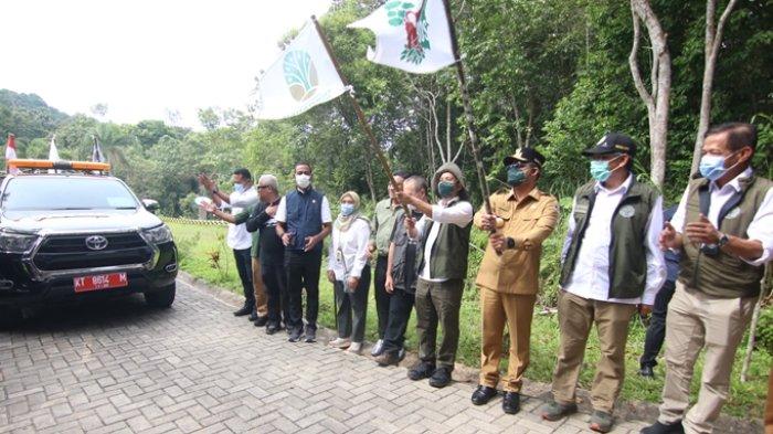 PELEPASAN ORANGUTAN - Menteri Kehutanan Raja Juli Antoni didampingi Gubernur Kalimantan Timur, Rudy Mas'ud dan Kepala Borneo Orangutan Survival Foundation (BOSF), Jamartin Sihite, memberangkatkan enam orangutan yang akan dilepasliarkan di kawasan hutan Kehje Sewen, Kecamatan Muara Wahau, Kabupaten Kutai Timur, Kalimantan Timur, Selasa (22/04). (TRIBUNKALTIM.CO/DWI ARDIANTO)