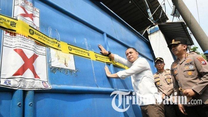 GUDANG DISEGEL  - Wali Kota Surabaya, Eri Cahyadi didampingi Kapolres Pelabuhan Tanjung Perak Surabaya, AKBP Wahyu Hidayat memimpin jalannya penyegelan gudang Sentoso Seal yang berada di Pergudangan Margomulyo Suri Mulia Permai blok H-14, Surabaya, milik Jan Hwa Diana, Selasa (22/4/2025). Penyegelan ini menindaklanjuti hasil pengecekan perizinan oleh jajaran terkait.