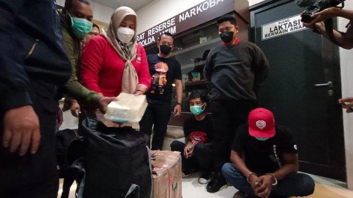 DITANGKAP POLISI- Dua orang kurir sabu jaringan Timur Tengah dengan barang bukti sebanyak 22 kg yang dikemas wadah kotak makanan plastik kedap udara berhasil ditangkap Anggota Subdit III Ditresnarkoba Polda Jatim, Minggu (20/4/2025) dini hari. Belasan paket sabu dikemas dalam kotak plastik.  (Istimewa Via TribunJatim)