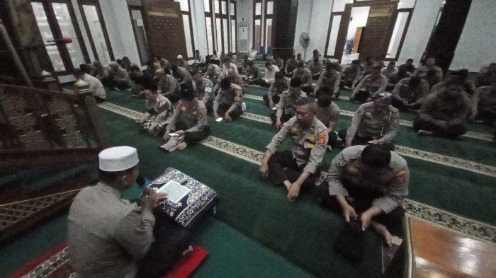 POLISI ETAM BALIKPAPAN - Dalam rangka membangun dan mengembangkan kepribadian personel yang religius dan berkarakter, Polresta Balikpapan kembali menggelar kegiatan keagamaan rutin bertajuk 