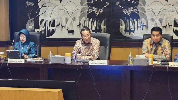 GAJI MBR - Menteri Hukum Supratman Andi Agtas, Menteri Perumahan dan Kawasan Permukiman Maruarar Sirait, dan Kepala Badan Pusat Statistik (BPS) Amalia Adininggar Widyasanti dalam konferensi pers di kantor Kementerian Hukum, Kuningan, Jakarta Selatan, Kamis (24/4/2025). (Tribunnews.com/Endrapta Pramudhiaz)
