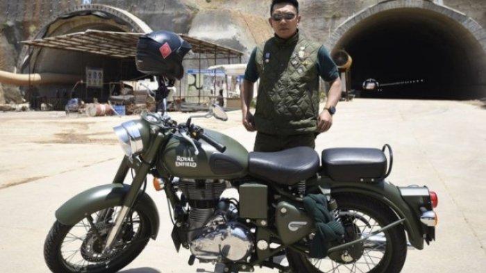 MOGE RIDWAN KAMIL - Mantan Gubernur Jabar, Ridwan Kamil berfoto bersama Royal Enfield Classic 500 Battle Green miliknya. Motor Royal Enfield milik Ridwan Kamil akhirnya dibawa ke Rupbasan, Cawang. Kapan Ridwan Kamil, mantan Gubernur Jabar ini diperiksa KPK? (Dok Pribadi/Ridwan Kamil)