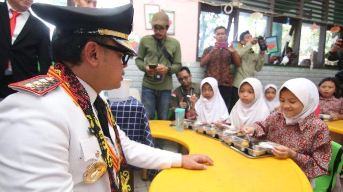WAMENDAGRI TINJAU MBG – Wakil Menteri Dalam Negeri Bima Arya Sugiarto berbincang dengan siswa penerima program Makan Bergizi Gratis (MBG) saat meninjau pelaksanaannya di SDN 015 Balikpapan Selatan, Kalimantan Timur, Jumat (25/4/2025). Kegiatan ini merupakan bagian dari upaya pemerintah memastikan kualitas makanan dan dampak positif program MBG secara langsung di sekolah. (TRIBUNKALTIM.CO/DWI ARDIANTO)