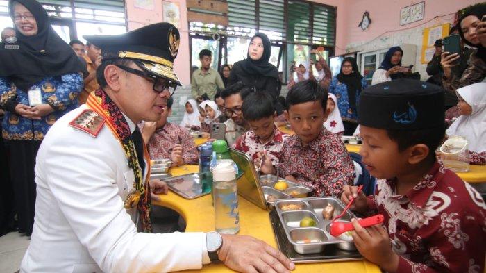 WAMENDAGRI TINJAU MBG – Wakil Menteri Dalam Negeri Bima Arya Sugiarto berbincang dengan siswa penerima program Makan Bergizi Gratis (MBG) saat meninjau pelaksanaannya di SDN 015 Balikpapan Selatan, Kalimantan Timur, Jumat (25/4/2025). Kegiatan ini merupakan bagian dari upaya pemerintah memastikan kualitas makanan dan dampak positif program MBG secara langsung di sekolah. 