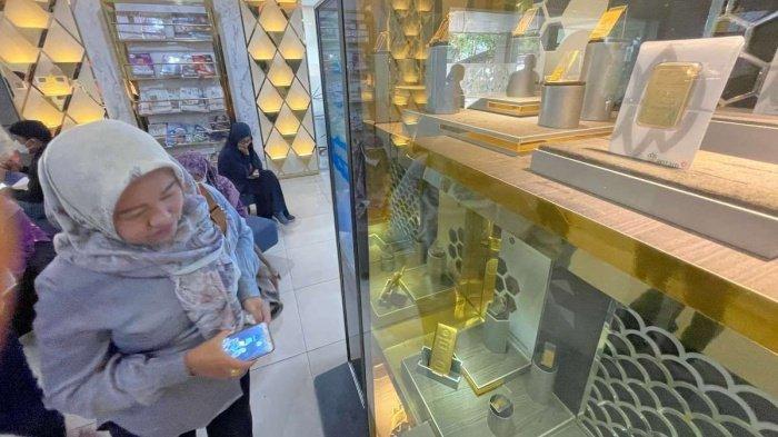 HARGA EMAS - Ilustrasi konsumen melihat contoh emas batangan yang dipajang di etalase Butik emas PT Aneka Tambang (Antam), Kamis (1/8/2024) lalu.  Terbaru harga emas Antam hari ini, bandingkan UBS dan Galeri24. Cek grafik harga emas naik atau turun dan harga buybacknya. (Kontan.co.id/Cheppy A Muchlis)