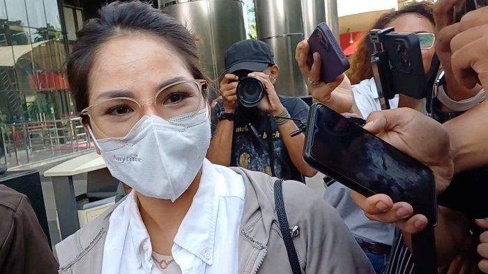 WINDY IDOL TERSERET - Penyanyi Windy Yunita Bestari Usman alias Windy Idol irit bicara usai menjalani pemeriksaan dugaan tindak pidana pencucian uang (TPPU) Sekretaris Mahkamah Agung (MA) nonaktif Hasbi Hasan, Senin (13/5/2024).Profil Windy Idol yang menangis usai diperiksa KPK. Cek status Windy Idol dalam kasus TPPU Hasan Hasbi. (KOMPAS.com/Syakirun Ni'am)