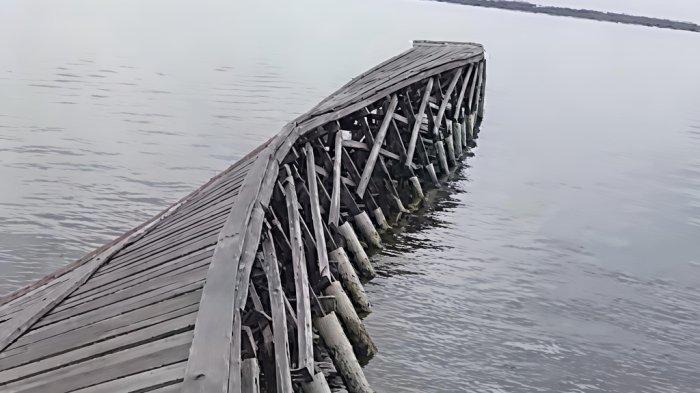 JEMBATAN RUSAK - Jembatan Pakkamase yang rusak di Desa Tanjung Aru, Kecamatan Tanjung Harapan, Kabupaten Paser, Kalimantan Timur, Minggu (27/4/2025). Rusaknya jembatan itu setelah ditabrak oleh salah satu kapal nelayan. (HO/Pemdes Tanjung Aru)