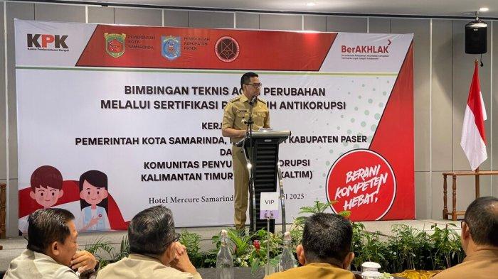 GERAKAN ANTIKORUPSI SAMARINDA - Melalui Bimbingan Teknis dan Sertifikasi Penyuluh Antikorupsi, Pemkot Samarinda menyiapkan agen-agen perubahan yang akan menjadi pelopor ekosistem antikorupsi di segala lini kehidupan masyarakat, Senin (28/4/2025) pagi. Bagi seluruh ASN dan non-ASN di Samarinda untuk mengelola konflik kepentingan, membangun budaya antigratifikasi, meningkatkan peran serta masyarakat, dan mengimplementasikan strategi Trisula pemberantasan korupsi melalui jalur pendidikan, pencegahan, dan penindakan. (TRIBUNKALTIM.CO/SINTYA ALFATIKA SARI)