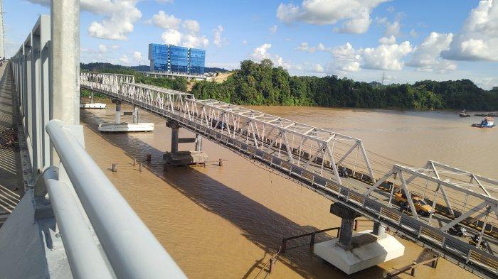 JEMBATAN DITABRAK TONGKANG - Jembatan Mahakam I di Kota Samarinda, Kalimantan Timur akan kembali ditutup sementara untuk investigasi keamanan pasca-tertabrak pada 26 April 2025 lalu. Gubernur Kaltim menginginkan jembatan Mahakam disterilkan dari pengolongan muatan batu bara dan kayu (HO/BBPJN Kaltim)