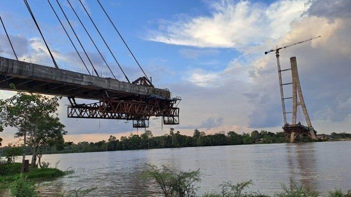 INFRASTRUKTUR DI KUBAR - Jembatan ATJ di Kabupaten Kutai Barat, Kalimantan Timur yang mangkrak sejak tahun 2015 lalu. Pemerintah Provinsi Kalimantan Timur berencana melanjutkan pembangunan dengan memberikan bantuan keuangan kepada pemerintah Kabupaten Kutai Barat. (TRIBUNKALTIM.CO/FEBRIAWAN)