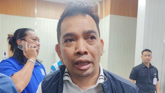 RAPAT DENGAR PENDAPAT - Ketua DPRD Balikpapan, Alwi Al-Qodri, ketika ditemui break RDP bersama sejumlah Serikat Pekerja, Kamis (1/5/2025). Pihaknya menerima sejumlah keluhan terkait maraknya tenaga kerja asing, pemotongan gaji sepihak hingga permasalahan BPJS dan Medical Check-Up. (TribunKaltim.co/Mohammad Zein Rahmatullah)