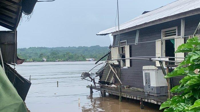 PONTON TABRAK RUMAH - Sebuah kapal pontan tanpa muatan menghantam rumah apung milik warga di perairan Sungai Mahakam, di RT 08, Kelurahan Baru, Kecamatan Tenggarong, Kabupaten Kutai Kartanegara, Kalimantan Timur, Jumat (2/5/2025) pagi. Akibatnya, dua rumah beserta satu keramba milik warga turut terdampak atas insiden tersebut. (TRIBUNKALTIM.CO/ARY NINDITA)
 