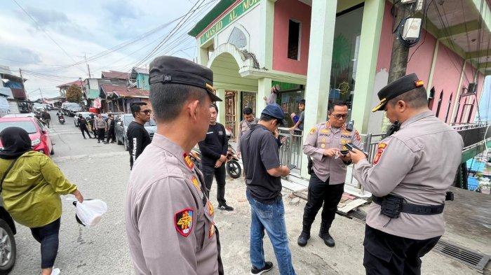 RAZIA NARKOBA BALIKPAPAN - Tim gabungan Polresta Balikpapan melakukan razia besar-besaran barang haram narkoba di kawasan Gunung Bugis, Kecamatan Balikpapan Barat, Kota Balikpapan, Kalimantan Timur pada Jumat (2/5/2025). Operasi yang dipimpin langsung oleh Kapolresta Balikpapan, Kombes Pol Anton Firmanto. Operasi serupa ini direncanakan akan terus dilakukan sebagai bentuk keseriusan kepolisian dalam menjaga keamanan dan ketertiban masyarakat di Balikpapan, Kalimantan Timur.