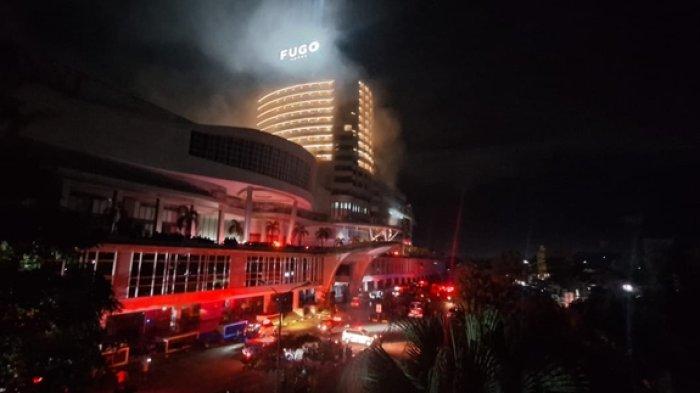 BIG MALL TERBAKAR - Pusat perbelanjaan Big Mall Samarinda di Kota Samarinda, Kalimantan Timur terbakar saat tengah malam atau Selasa (3/6/2025) dini hari sekira pukul 00:10 Wita. (HO/RELAWAN SAMARINDA)