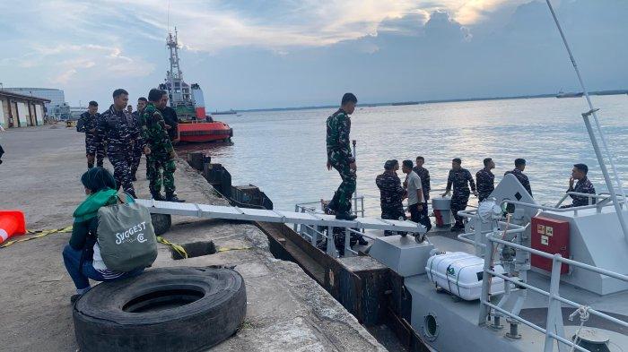 EVAKUASI KORBAN KAPAL - Satu korban bernama Ilham dalam insiden tenggelamnya kapal feri KMP Muchlisa di perairan Balikpapan ditemukan dalam kondisi meninggal dunia, Selasa (6/5/2025). Jenazah korban kembali diantar ke rumah duka yang berlokasi di Kabupaten Penajam Paser Utara, Kalimantan Timur.