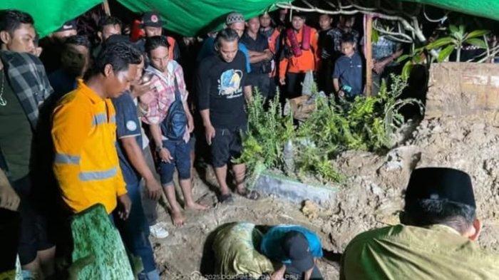 PEMAKAMAN - Suasana pemakaman, Ilham korban  tewas tenggelamnya kapal feri Muchlisa di Perairan Penajam, Kalimantan Timur, Selasa (6/5/2025) malam. Ia dikenal sebagai anak bekerja keras. (TRIBUNKALTIM.CO/HO/HUMAS PEMKAB PPU)