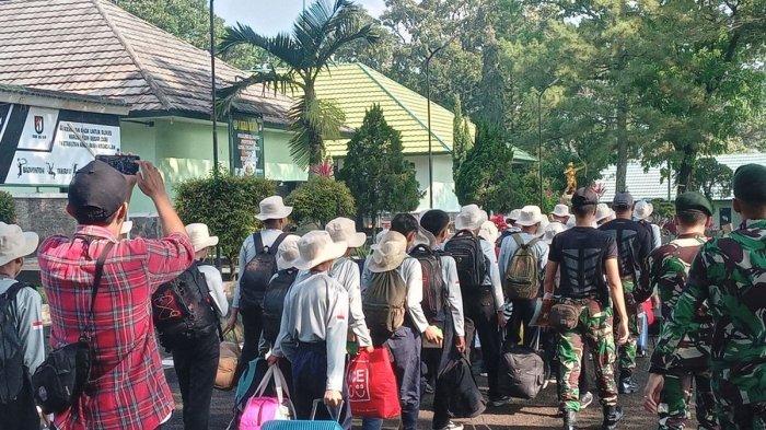 SISWA MASUK BARAK - Puluhan siswa SMP di Kabupaten Cianjur, Jawa Barat, berjalan menuju barak militer di markas Yonif Raider 300 Cianjur, Jawa Barat, Selasa (6/5/2025) untuk menjalani pendidikan karakter selama dua pekan.(KOMPAS.COM/FIRMAN TAUFIQURRAHMAN)