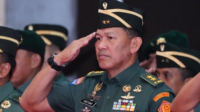 KAPUSPEN TNI - Kepala Pusat Penerangan (Kapuspen) TNI, Mayjen Kristomei Sianturi saat menerima kenaikan pangkat, Kamis (8/5/2025) di Mabes TNI, Cilangkap, Jakarta Timur.(Dokumentasi Pusat Penerangan (Puspen) TNI).